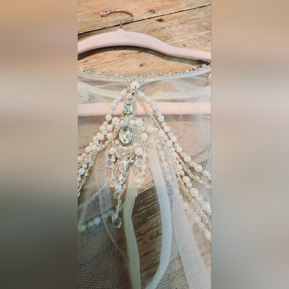 Ivory capelet shawl - Picture 4 of 11